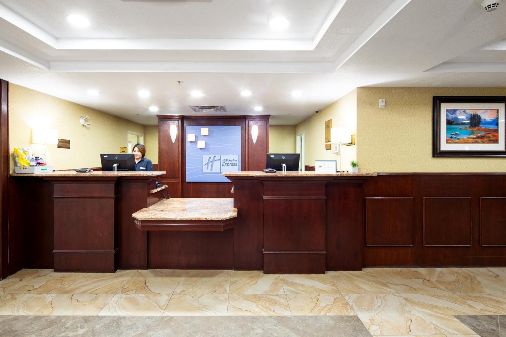 Holiday Inn Express Hotel & Suites Edson By Ihg Экстерьер фото