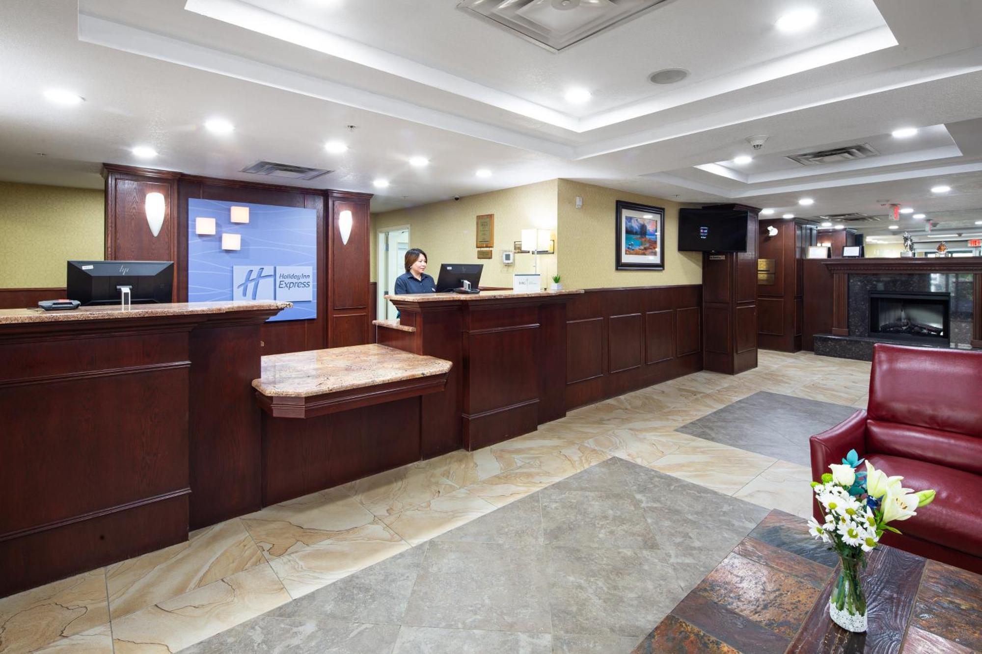 Holiday Inn Express Hotel & Suites Edson By Ihg Экстерьер фото