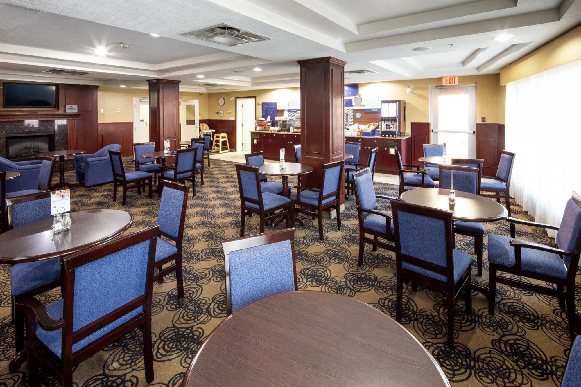 Holiday Inn Express Hotel & Suites Edson By Ihg Экстерьер фото