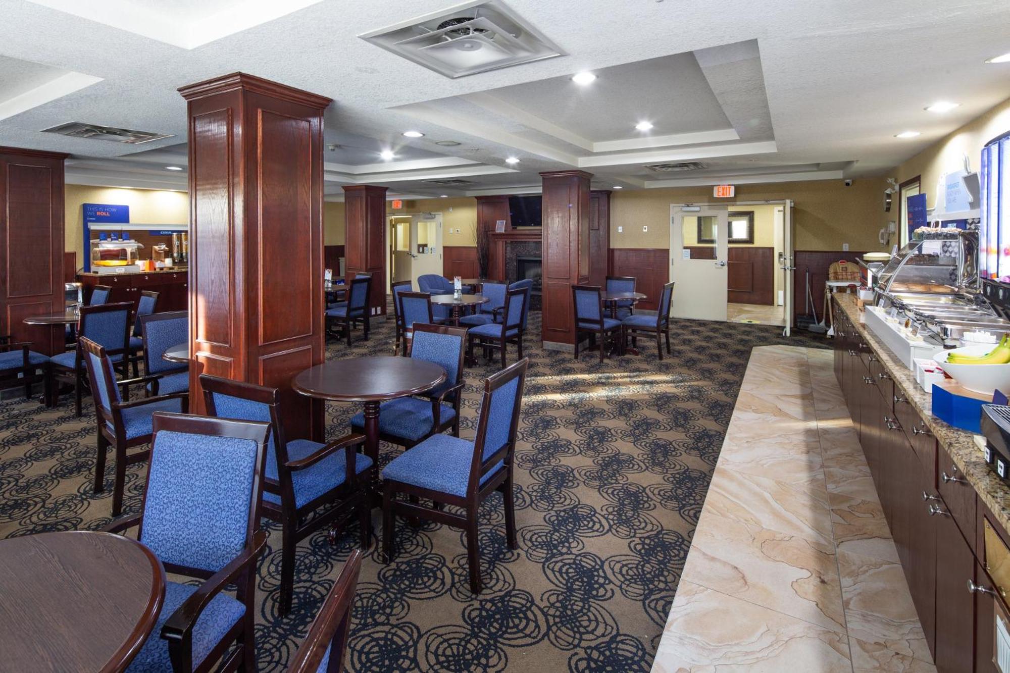 Holiday Inn Express Hotel & Suites Edson By Ihg Экстерьер фото