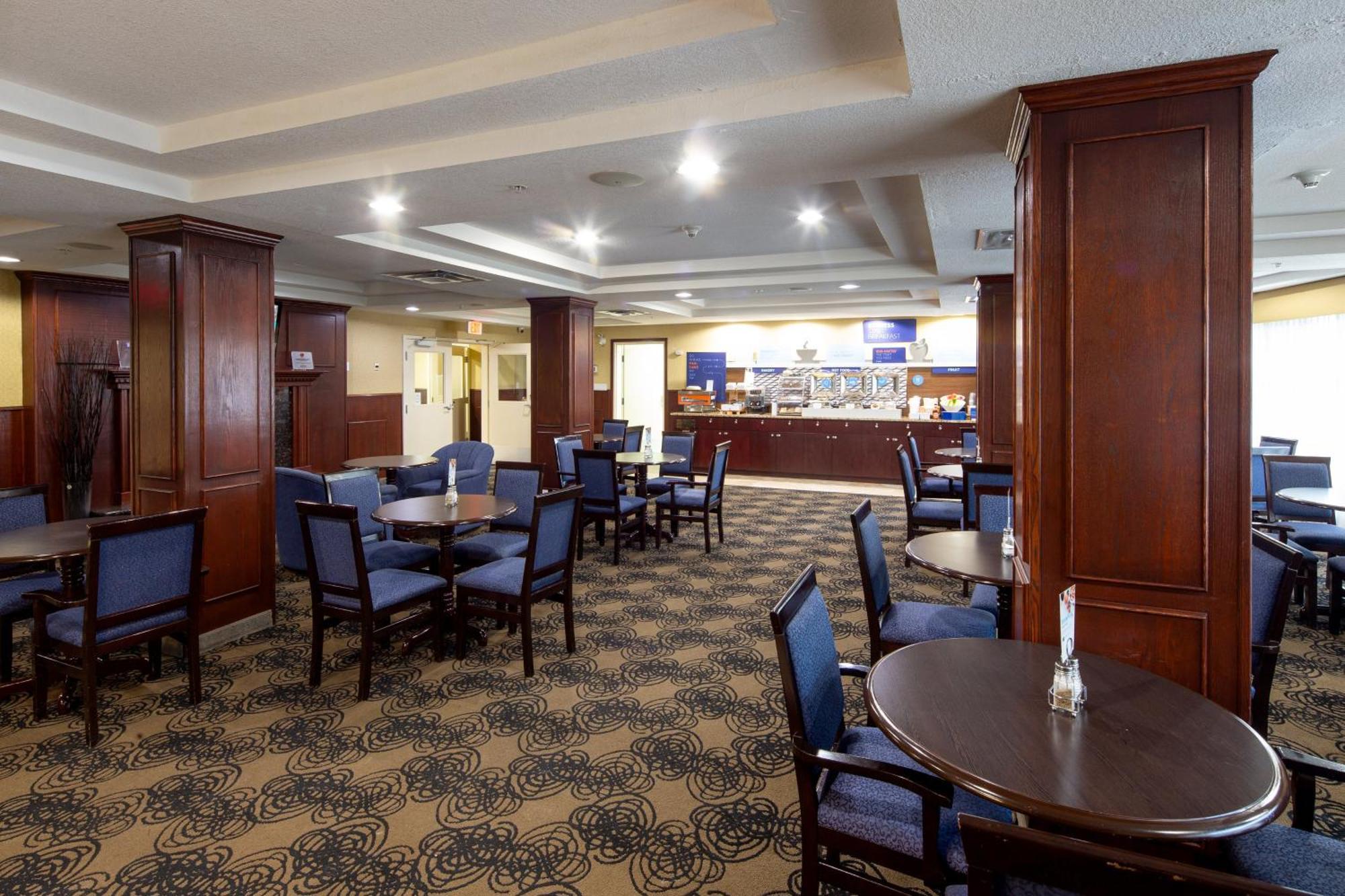 Holiday Inn Express Hotel & Suites Edson By Ihg Экстерьер фото